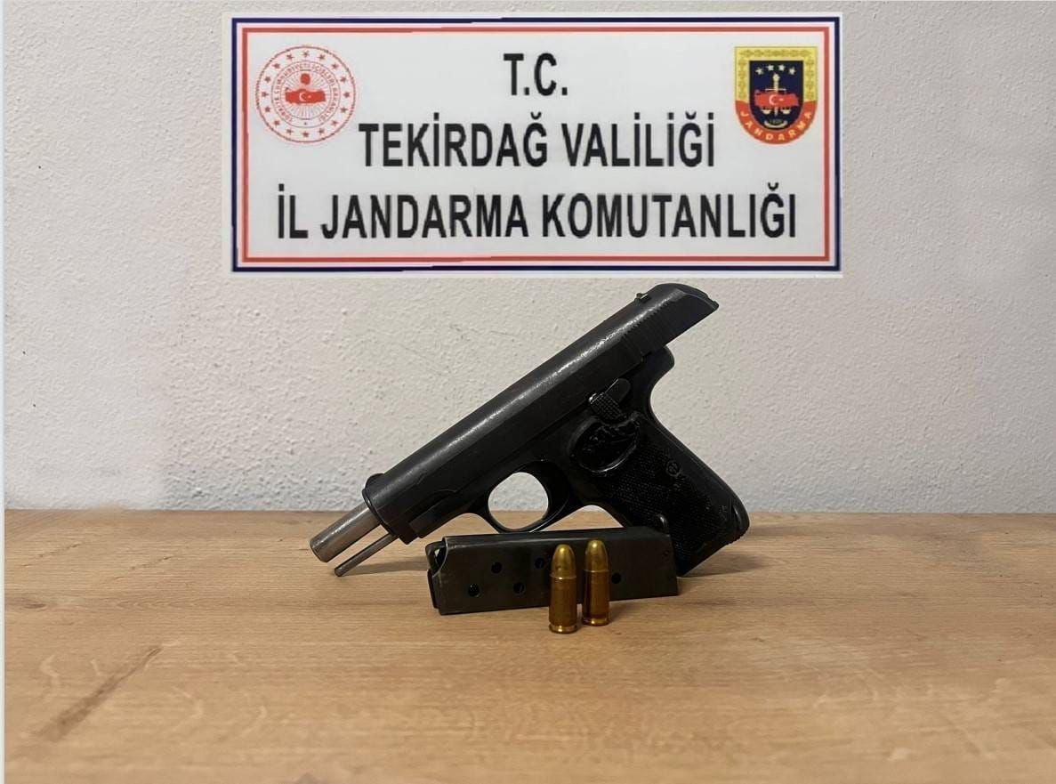 TEKİRDAĞ’IN ERGENE İLÇESİNDE ŞÜPHE ÜZERİNE DURDURULAN ARACIN SÜRÜCÜSÜNDEN TABANCA VE