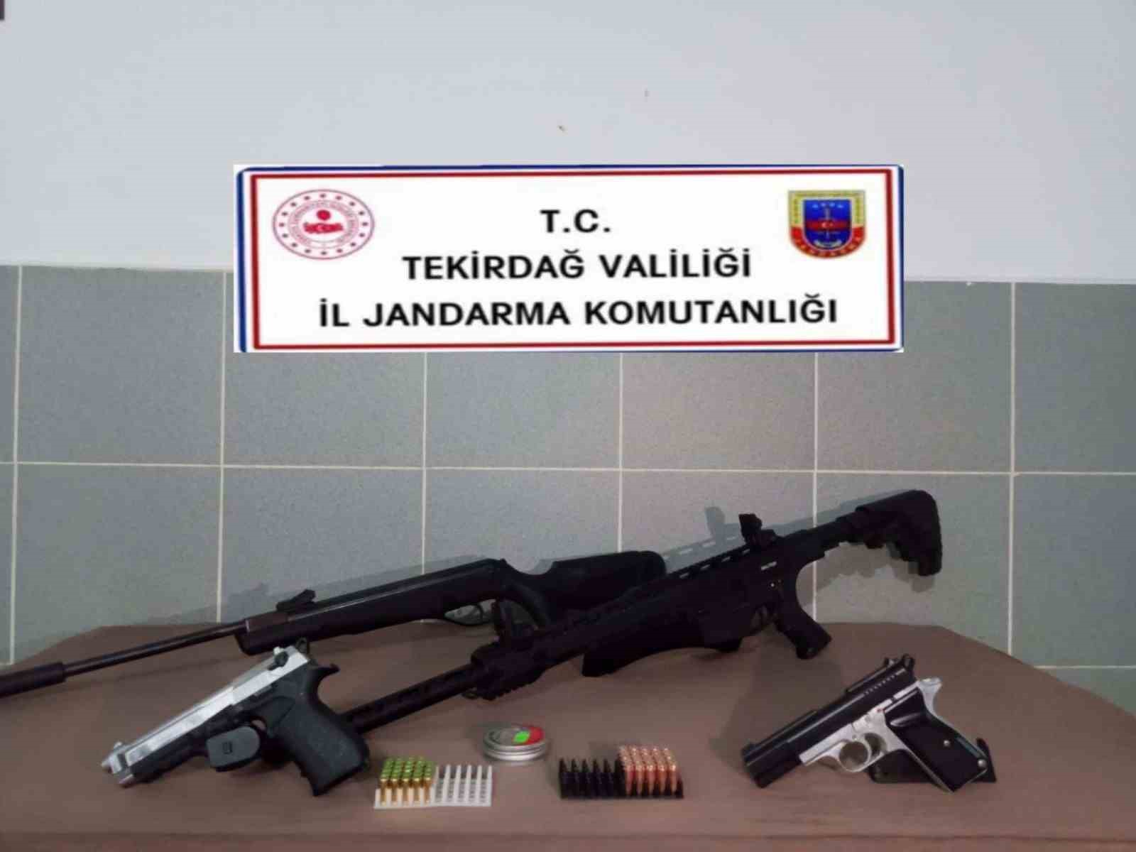 TEKİRDAĞ'DA JANDARMANIN DÜZENLEDİĞİ OPERASYONDA 3 RUHSATSIZ TABANCA İLE 2 TÜFEK