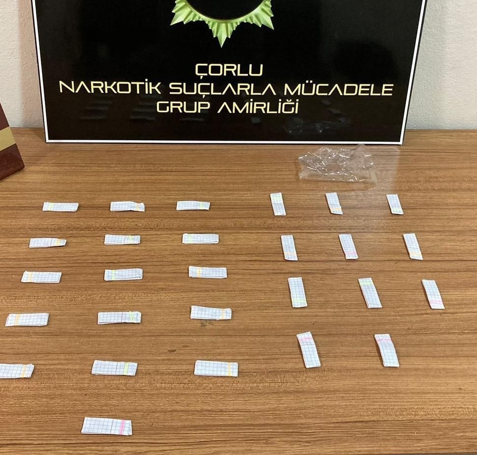 TEKİRDAĞ’DAN POLİS EKİPLERİNCE UYUŞTURUCUYA YÖNELİK DÜZENLENEN OPERASYONDA 4 ŞÜPHELİ YAKALANDI.