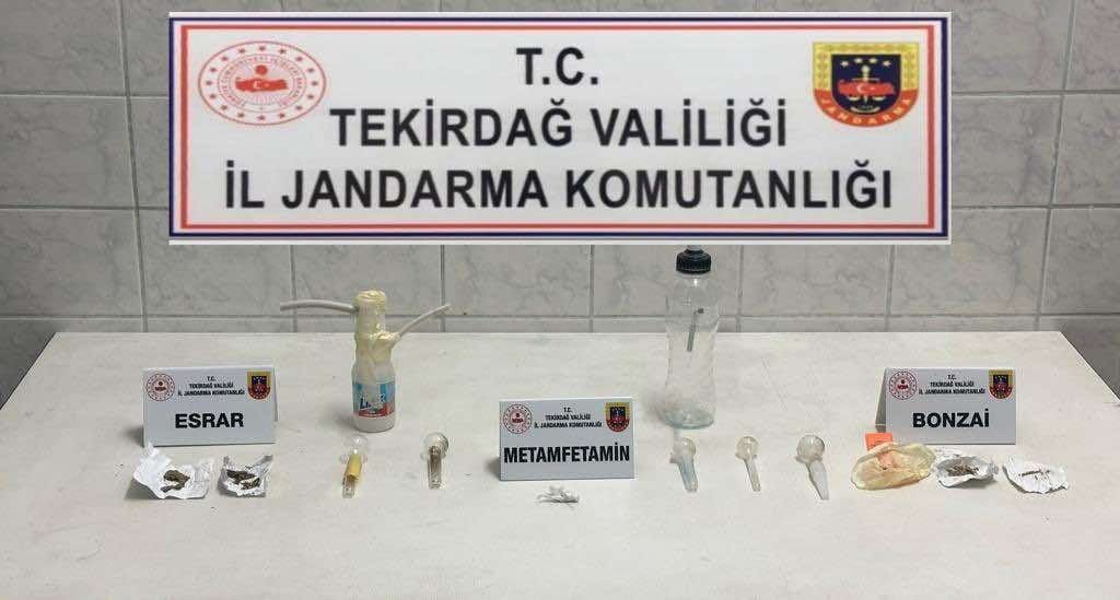 TEKİRDAĞ’IN ÇORLU İLÇESİNDE BİR ŞÜPHELİNİN ÜZERİNDEN BONZAİ, ESRAR VE METAMFETAMİN