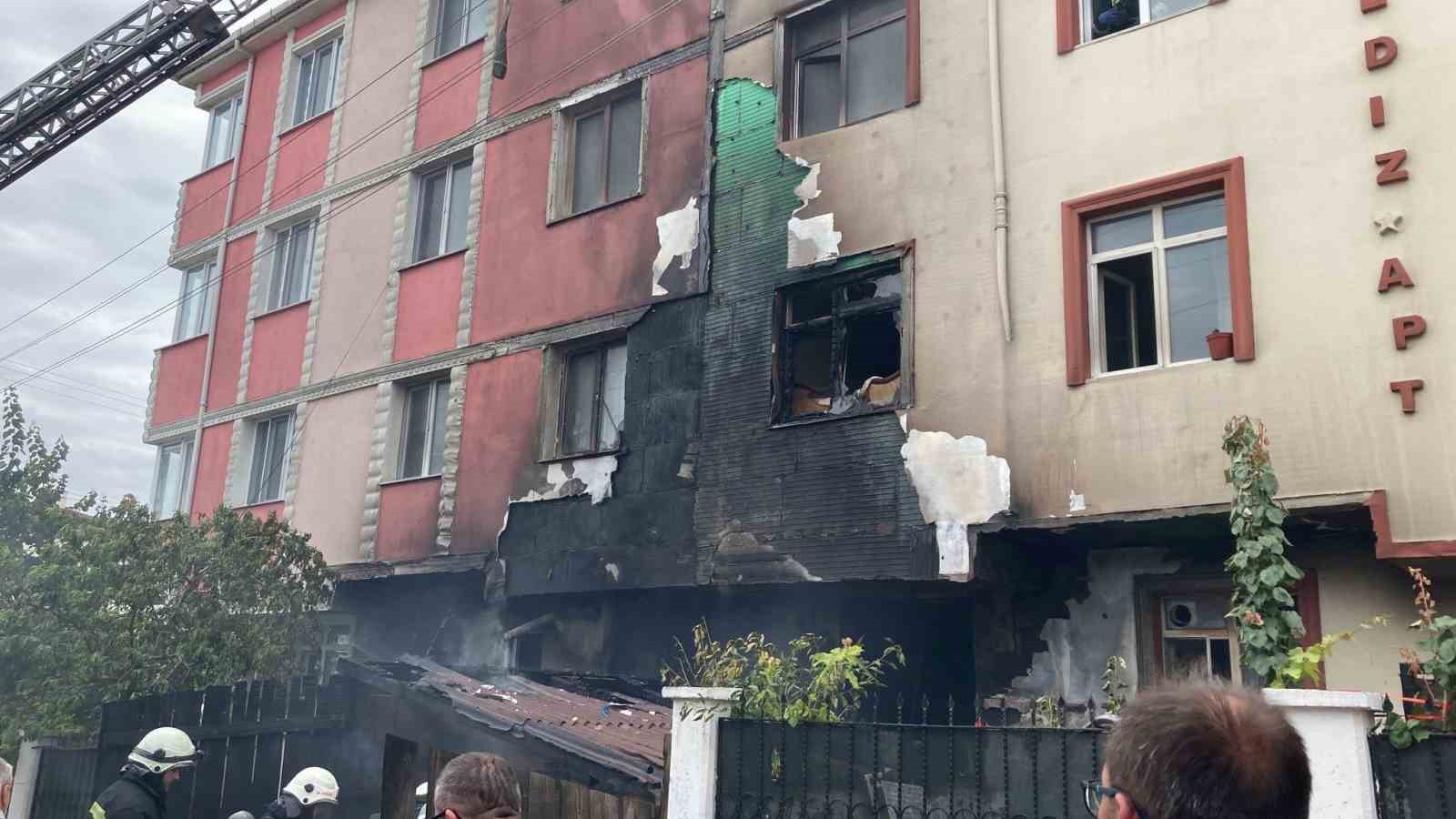 TEKİRDAĞ ERGENE’DE BİR APARTMANIN KÖMÜRLÜĞÜNDE ÇIKAN YANGIN BÜYÜYEREK İKAMETLERE SIÇRAMASI