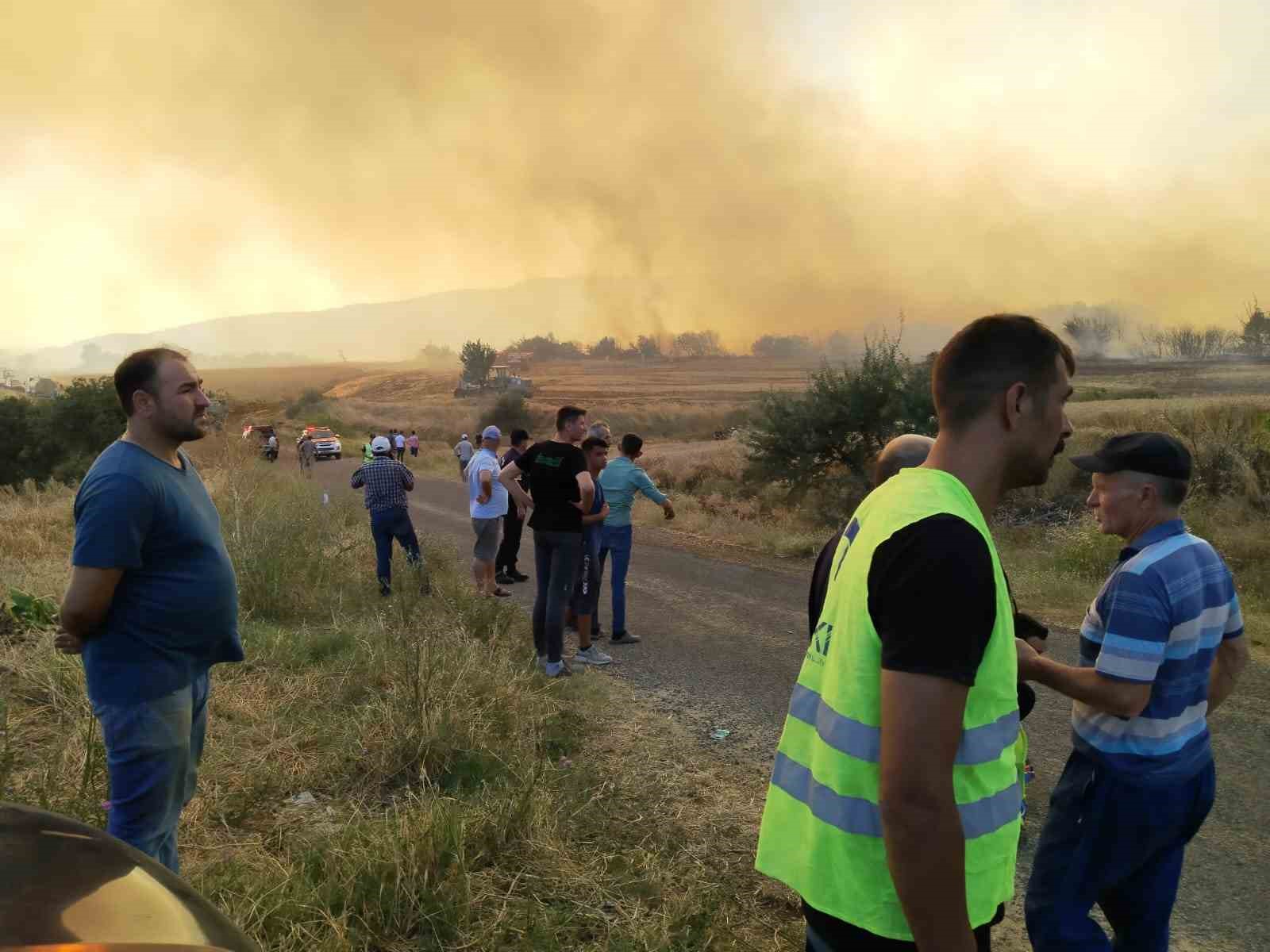 TEKİRDAĞ’IN MALKARA İLÇESİNDE ÇIKAN ORMAN YANGINI KONTROL ALTINA ALINIRKEN VALİLİK