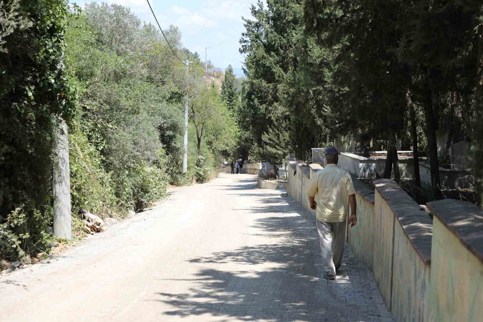 MUDANYA BELEDİYESİ FEN İŞLERİ MÜDÜRLÜĞÜ EKİPLERİ, TİRİLYE MEZARLIK YOLUNDAKİ ÜST