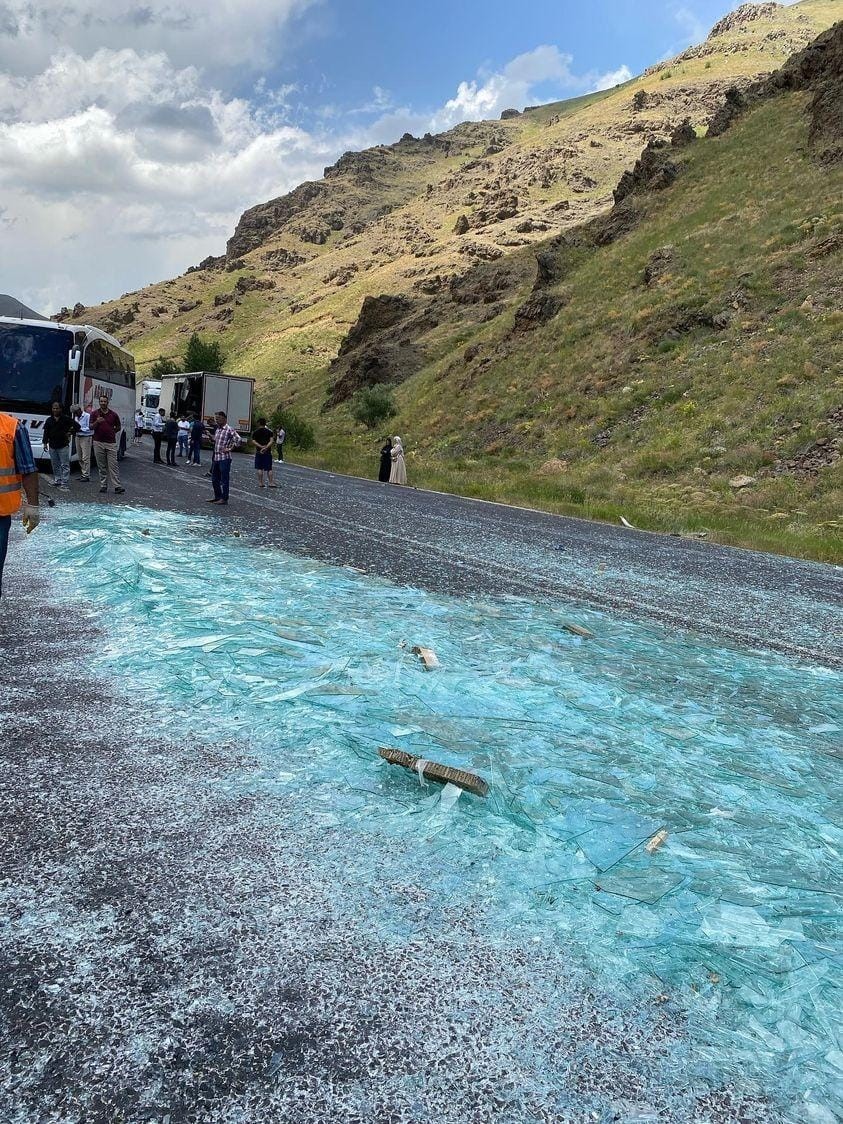 Tırın çadırı açıldı, cam kırıkları yola saçıldı ERZURUM-AĞRI YOLU ÜZERİNDE SEYİR EDEN VE CAM YÜKLÜ OLDUĞU ÖĞRENİLEN