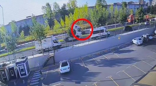 TEKİRDAĞ’IN ÇERKEZKÖY İLÇESİNDE TIR İLE OTOMOBİLİN KARIŞTIĞI KAZA KAMERAYA YANSIDI.