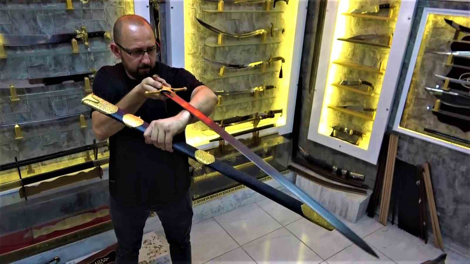 BURSA’DA KILIÇ İMALATI YAPAN AZİZ ŞEN, TOPKAPI SARAYI’NDA SERGİLENEN HZ.