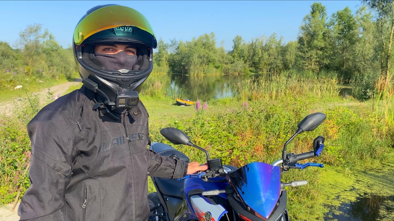 SAMSUN'DA HIZ YAPAN BİR MOTOSİKLET SÜRÜCÜNE UYARIDA BULUNAN TRAFİK POLİSİNİN