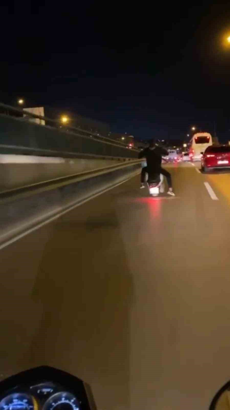 BURSA’DA BİR MOTOSİKLET SÜRÜCÜSÜ ÖN KALDIRARAK METRELERCE TEK TEKER ÜSTÜNDE