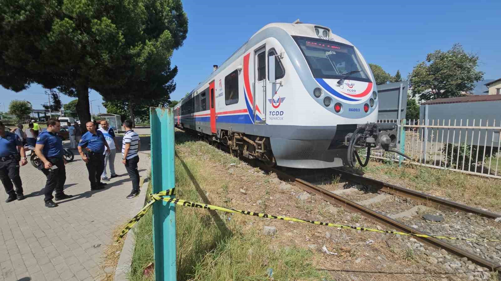 Trenin çarptığı adam hayatını kaybetti AYDIN’IN SULTANHİSAR İLÇESİNDE TRENİN ÇARPTIĞI ADAM, OLAY YERİNDE HAYATINI KAYBETTİ.