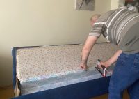 Gelen zamlardan sonra vatandaşlar döşeme yaparak evini yenilemeye başladı. Geçen