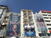 İYİ Parti Balıkesir Milletvekili Turhan Çömez, seçim döneminde Bandırma’da asılan