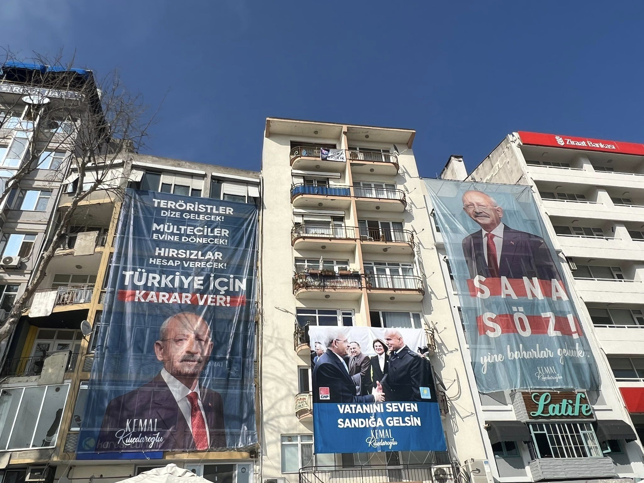 İYİ Parti Balıkesir Milletvekili Turhan Çömez, seçim döneminde Bandırma’da asılan