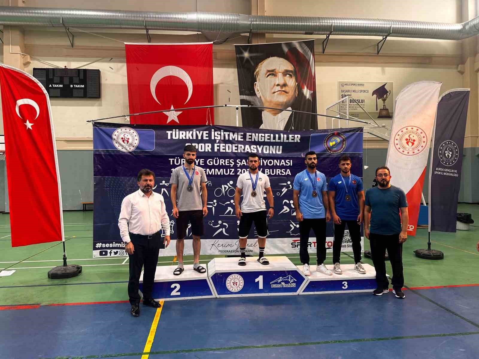 AKARYA BÜYÜKŞEHİR BELEDİYESİ GÜREŞ SPORCUSU MÜKREMİN AKTAŞ, BURSA’DA DÜZENLENEN İŞİTME