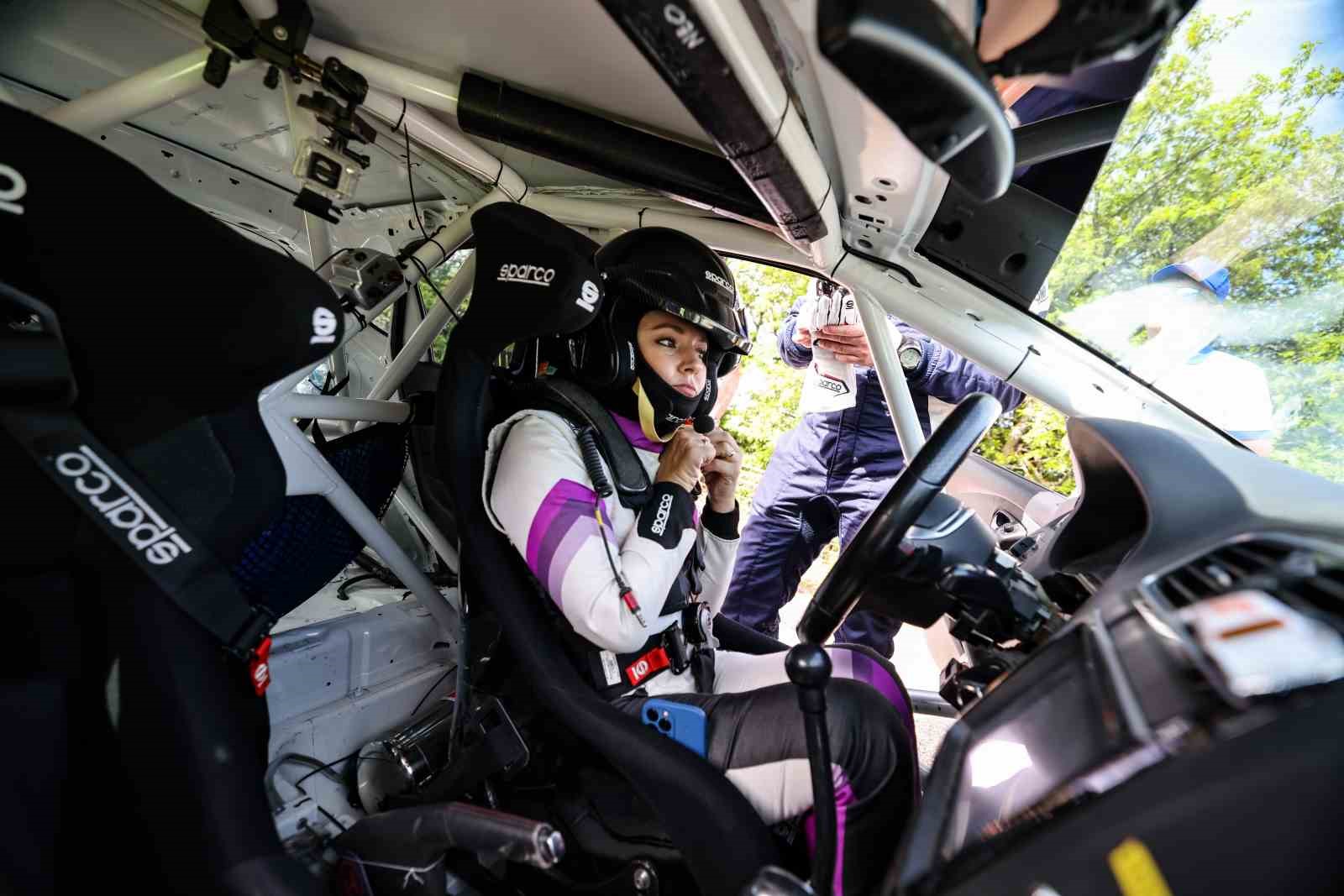 TÜRKİYE’DE İLK DÜNYADA İKİNCİ ENGELLİ KADIN RALLİ PİLOTU KÜBRA DENİZCİ,