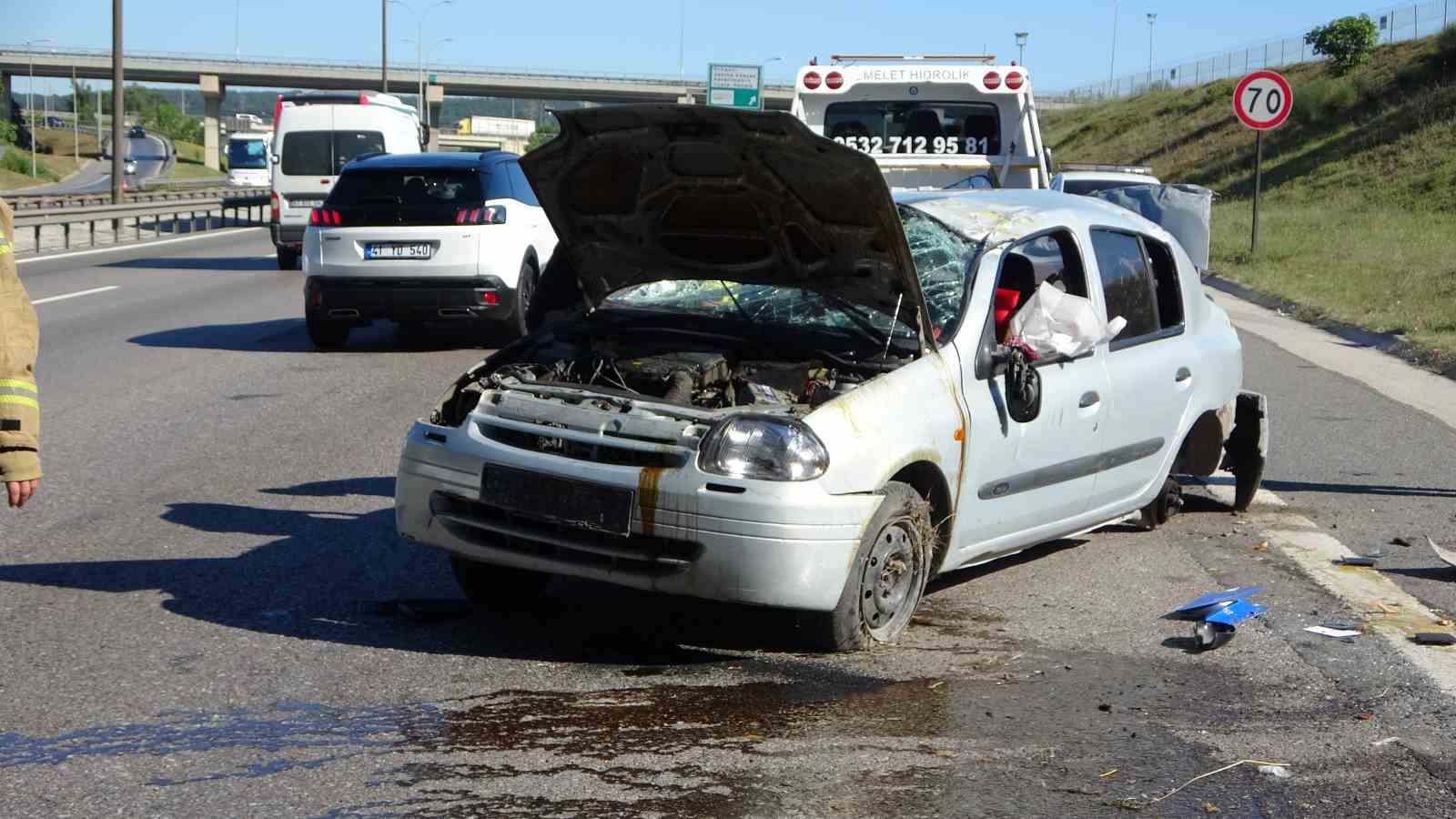 TUZLA’DA BAYRAM TATİLİ DÖNÜŞÜ KAZA: 3 YARALI