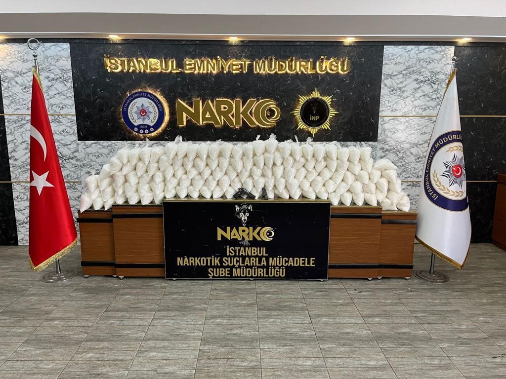 İSTANBUL POLİSİ TARAFINDAN TUZLA’DA BİR ARACA YAPILAN OPERASYONDA, OTOMOBİLİN BAGAJINA