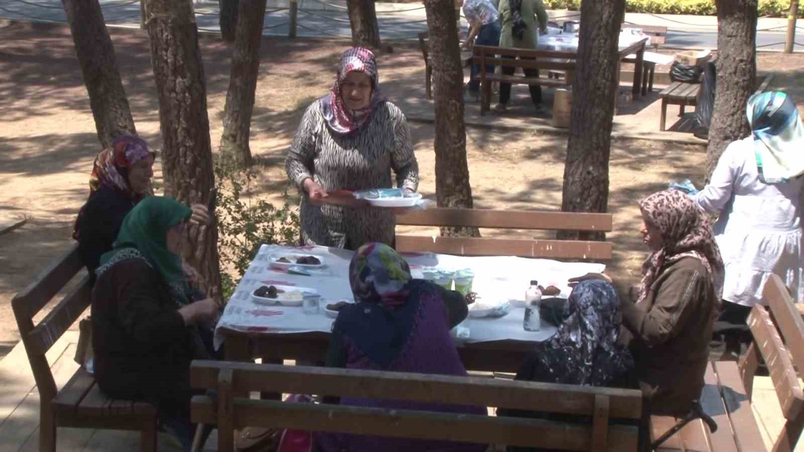 ÜMRANİYE BELEDİYESİ TARAFINDAN, KİMSESİ OLMAYAN YAŞLI VATANDAŞLARA ÜMRANİYE’DE KAHVALTIYLA BAŞLAYAN
