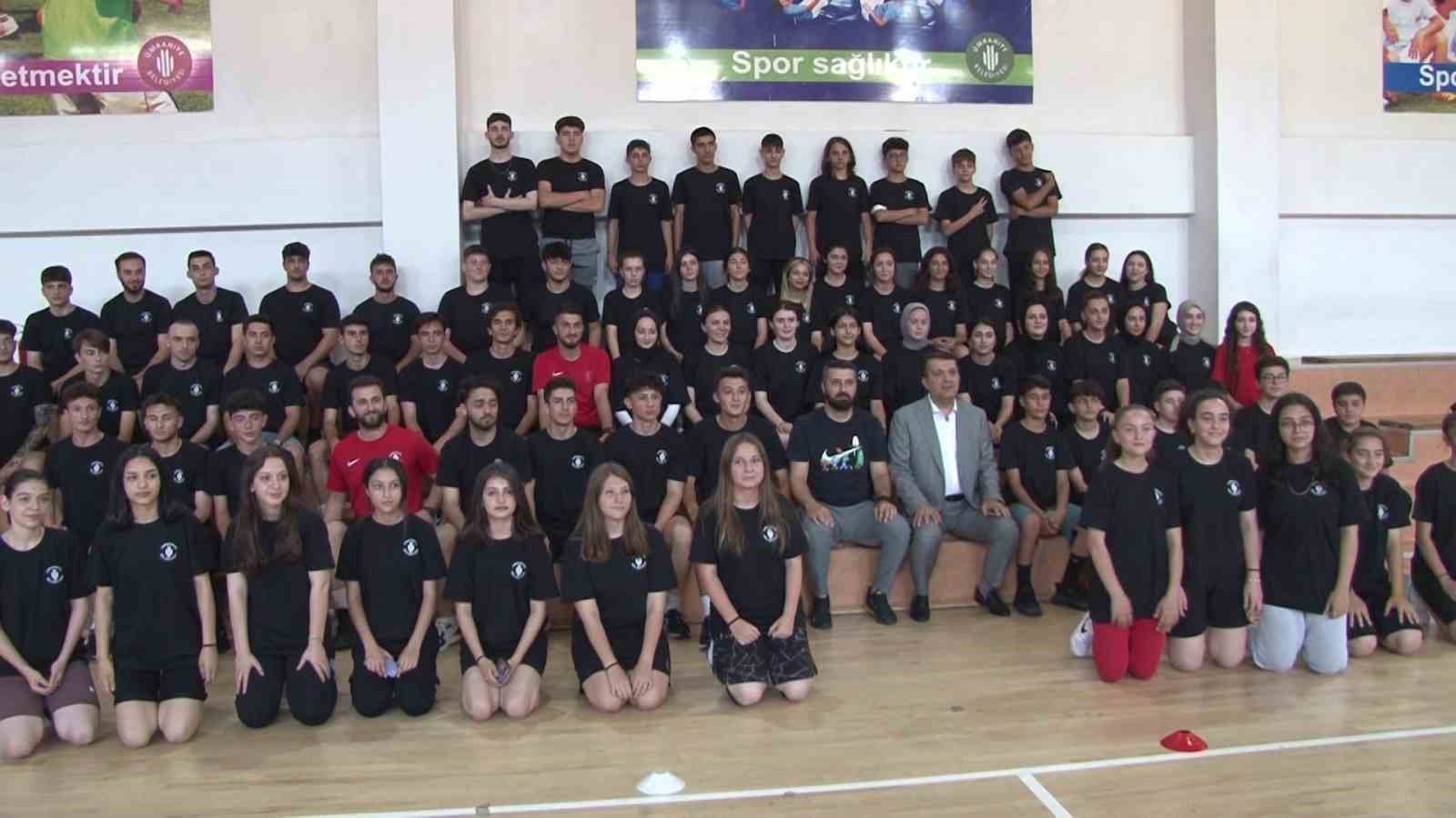 ÜMRANİYE BELEDİYESİ’NİN GENÇLER İÇİN AÇTIĞI SPOR OKULUNDA EĞİTİM ALAN YÜZLERCE