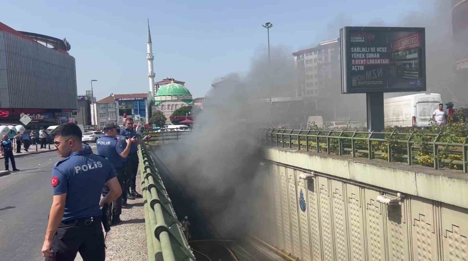 ÜMRANİYE’DE BİR ALT GEÇİTTE İLERLEMEKTE OLAN İETT OTOBÜSÜNDE YANGIN ÇIKTI.