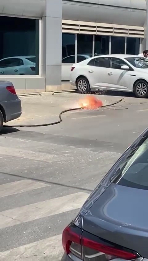 ÜMRANİYE’DE ELEKTRİK DİREĞİNDE BULUNAN VE SICAK HAVALARA DAYANAMAYAN ELEKTRİK KABLOLARI