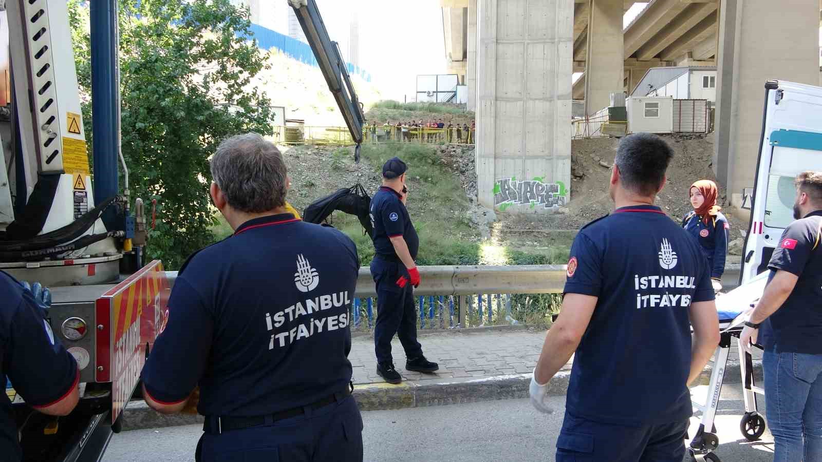 ÜMRANİYE'DE RIDVAN DEDEOĞLU VİYADÜĞÜ'NÜN ALTINDAKİ DEREDE BİR ERKEK CESEDİ BULUNDU.