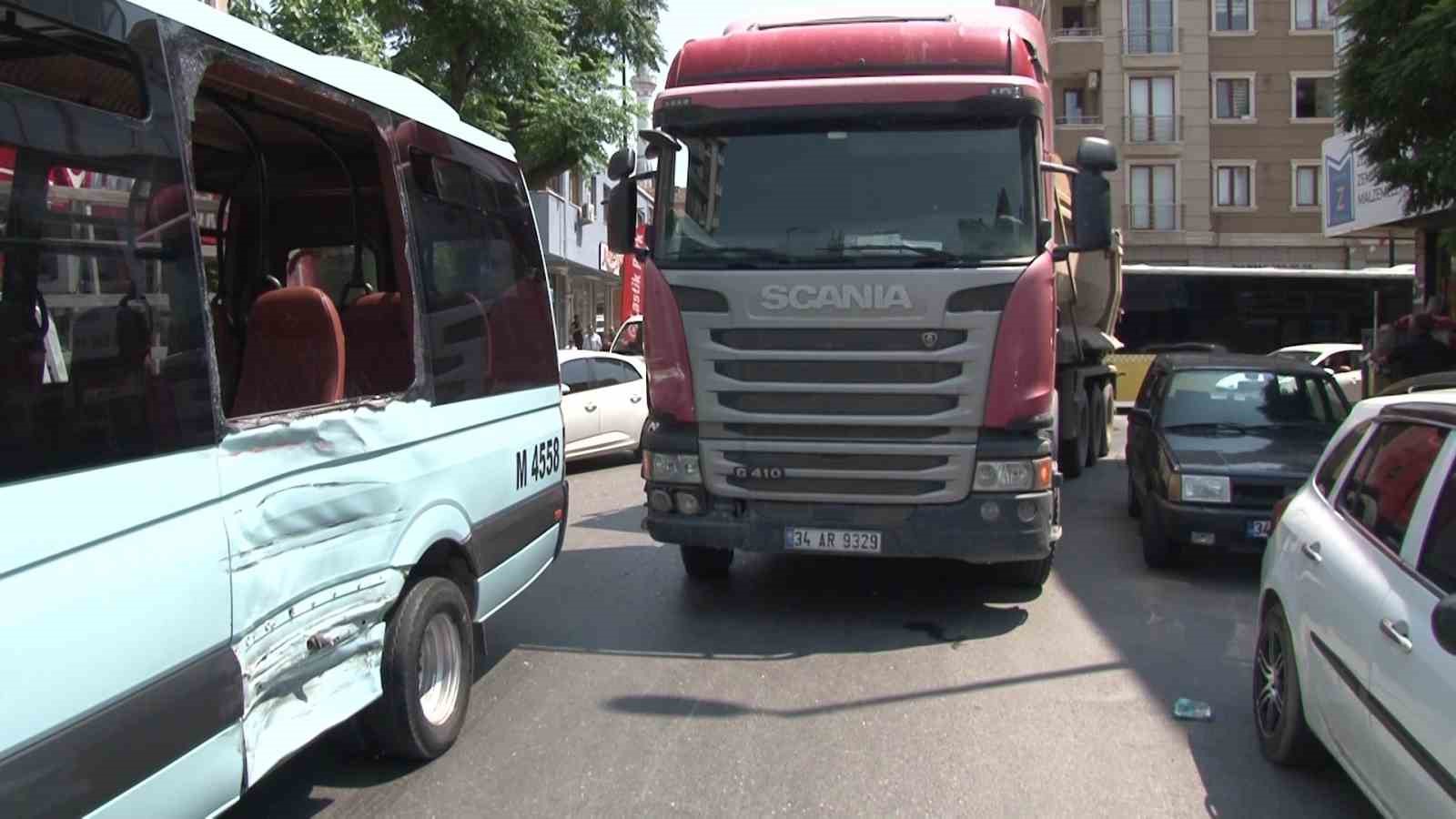 ÜMRANİYE’DE CADDE ÜZERİNDE SEYİR HALİNDE OLAN VE İÇERİSİ YOLCU DOLU