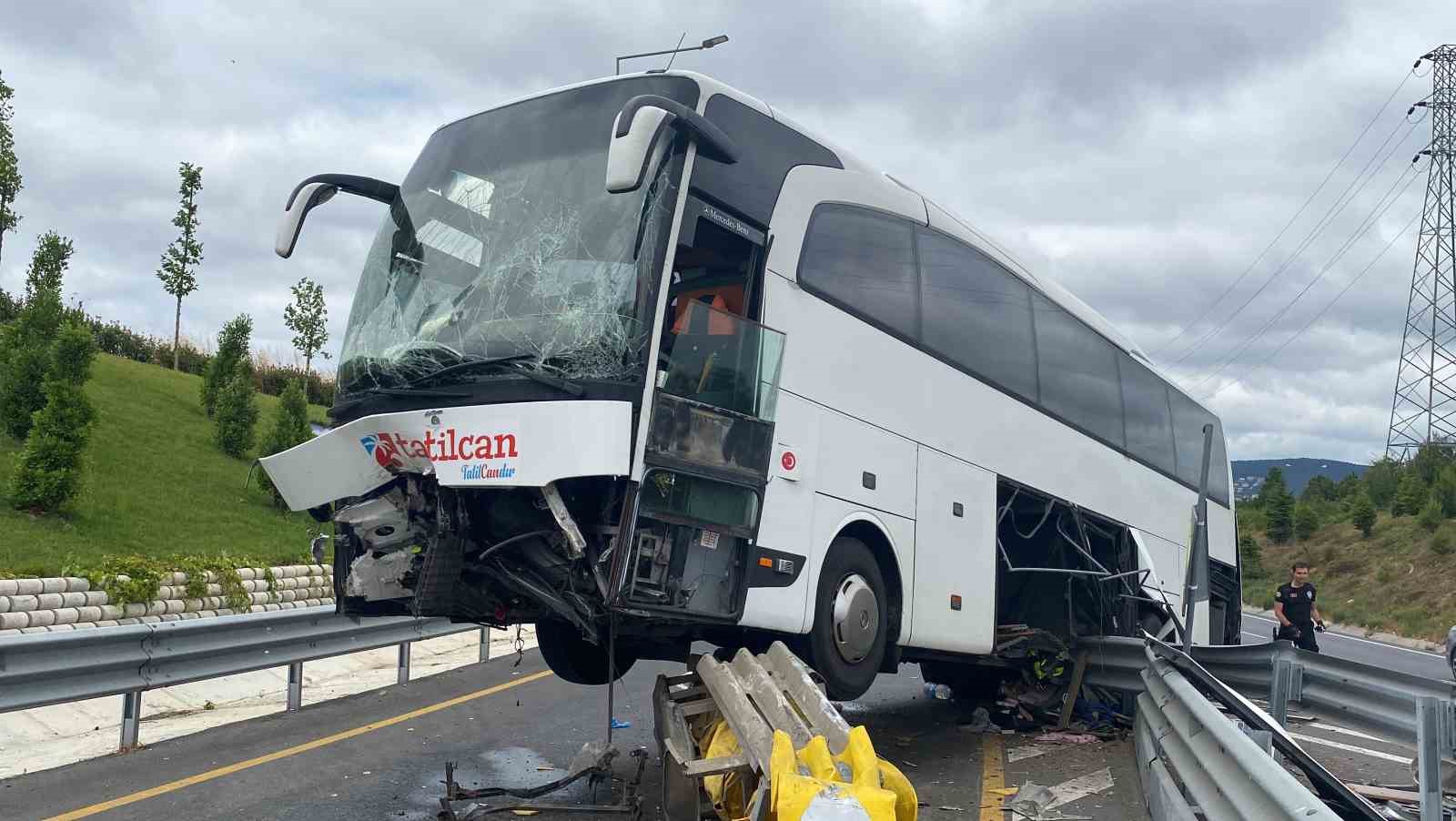 ÜMRANİYE’DE ŞEHİRLER ARASI YOLCU TAŞIMACILIĞI YAPAN BİR OTOBÜS OTOYOL AYRIMINDA