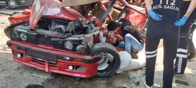 Üst geçidin direğine çarpan otomobil ikiye katlandı: 2 ağır yaralı BURSA’DA SÜRÜCÜSÜNÜN KONTROLÜNDEN ÇIKAN OTOMOBİL ÜST GEÇİDİN DİREĞİNE ÇARPTI. ÇARPMANIN