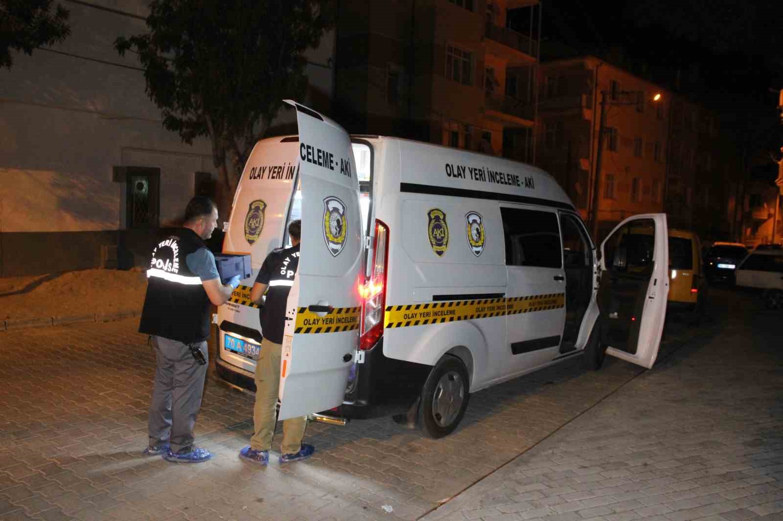 Uykudan uyandırılan genç, evinin kapısında öldürüldü KARAMAN’DA YAŞADIĞI EVİN KAPISINDA SİLAHLI SALDIRIYA UĞRAYAN BİR KİŞİ KALDIRILDIĞI