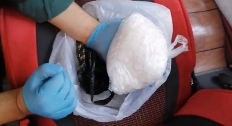 Uyuşturucu taciri yolcu otobüsünde yakalandı KAYSERİ İL EMNİYET MÜDÜRLÜĞÜ NARKOTİK SUÇLARLA MÜCADELE ŞUBE MÜDÜRLÜĞÜ EKİPLERİNCE