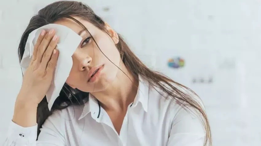 İNSAN VÜCUDUNDA MEYDANA GELEN TERLEMENİN İKİ TİP ŞEKLİNDE GÖRÜLDÜĞÜNÜ İFADE