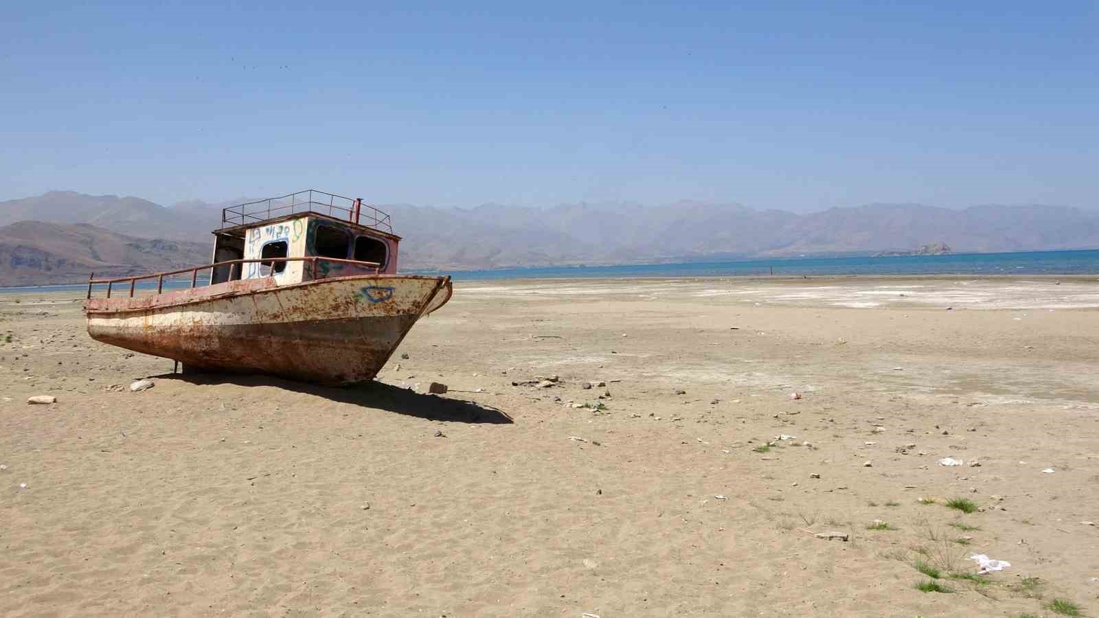 İLKBAHAR YAĞIŞLARIYLA İYİLEŞMENİN GÖRÜLDÜĞÜ VAN GÖLÜ'NDE, SICAK HAVA DALGASININ GETİRDİĞİ