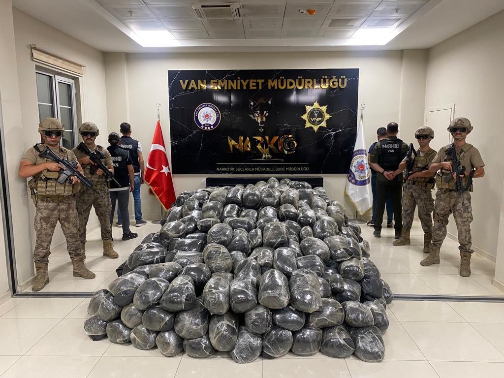 İÇİŞLERİ BAKANI ALİ YERLİKAYA VAN’IN ÖZALP İLÇESİNDE 2 TON 90