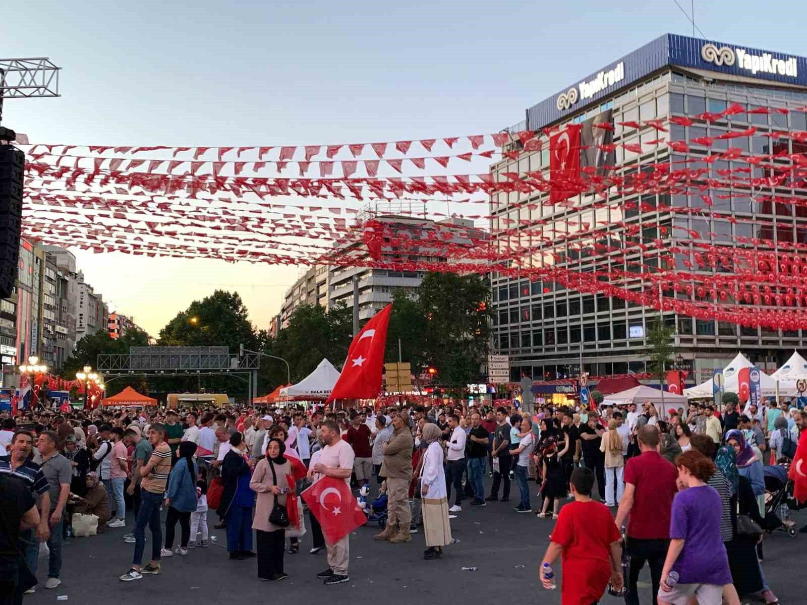 ANKARA'DA VATANDAŞLAR, 15 TEMMUZ DEMOKRASİ VE MİLLİ BİRLİK GÜNÜ DOLAYISIYLA