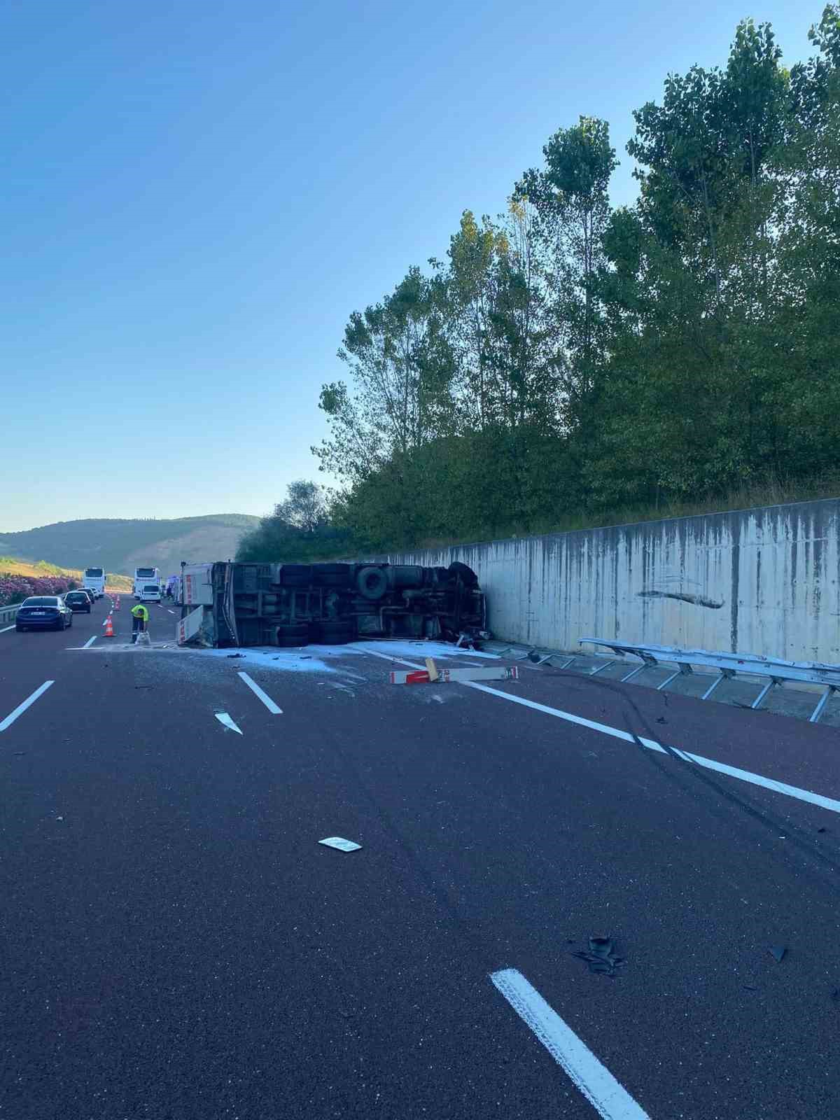 Yalova’da otobüs ile tır çarpıştı: 1 ölü, 4 yaralı İSTANBUL-İZMİR OTOBANINDA OTOBÜS VE TIRIN ÇARPIŞMASI SONUCU MEYDANA GELEN TRAFİK