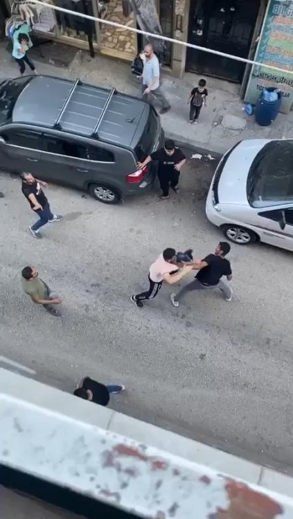 BURSA'DA İKİ GENÇ ARASINDA YAN BAKMA TARTIŞMASI SOKAĞI RİNGE ÇEVİRDİ.