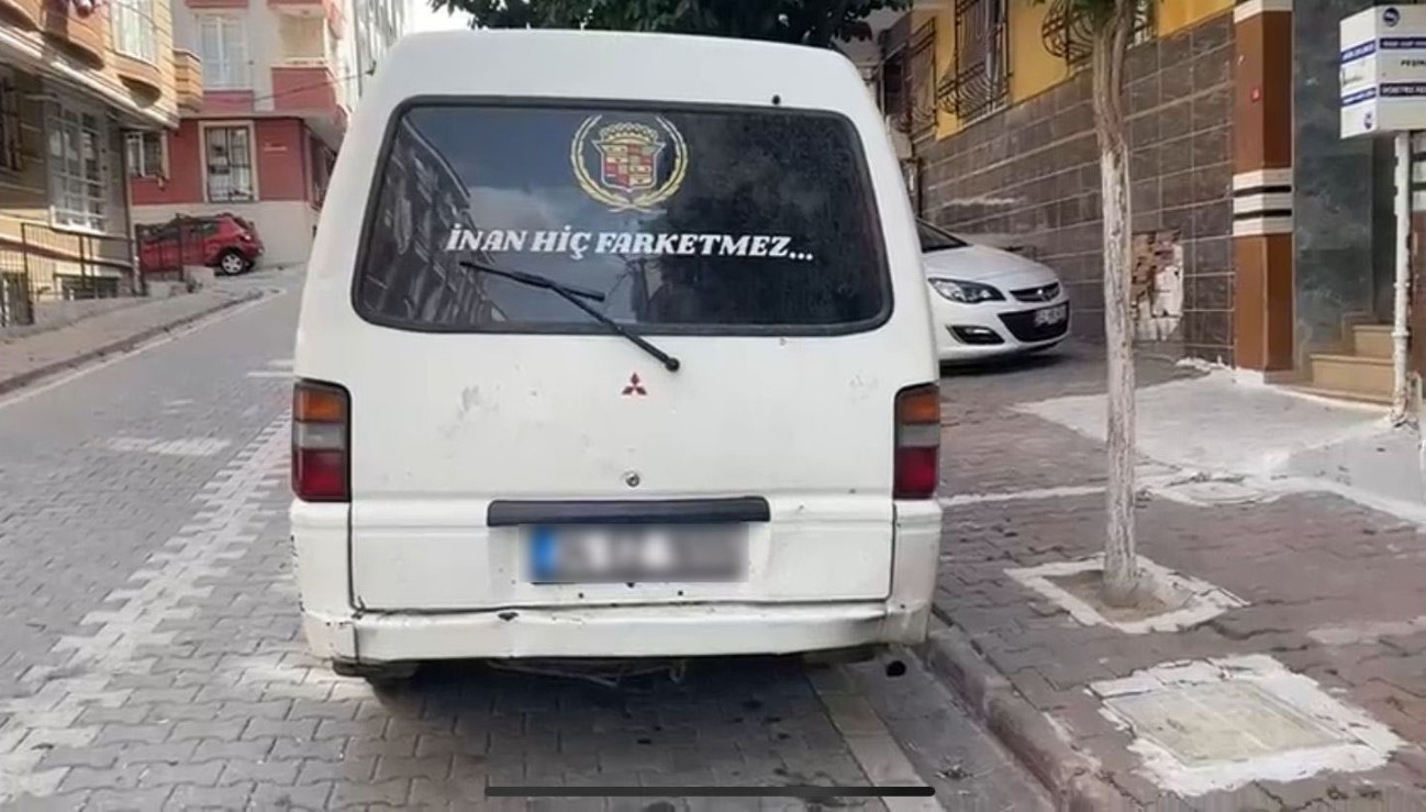 BÜYÜKÇEKMECE'DE KALDIRIMDA SEYREDEN OTOMOBİL SÜRÜCÜSÜNE BİN 308 LİRA PARA CEZASI