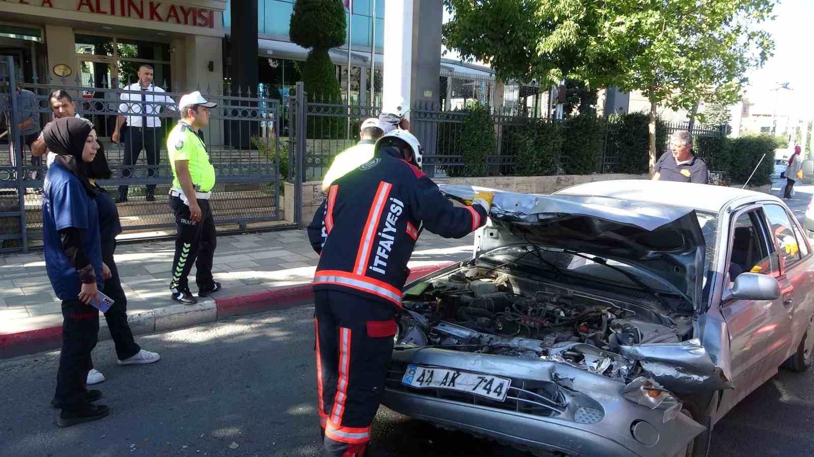 MALATYA’DA YOLUN KARŞISINA GEÇMEYE ÇALIŞAN YAYAYA YOL VERMEK İÇİN YAVAŞLAYAN