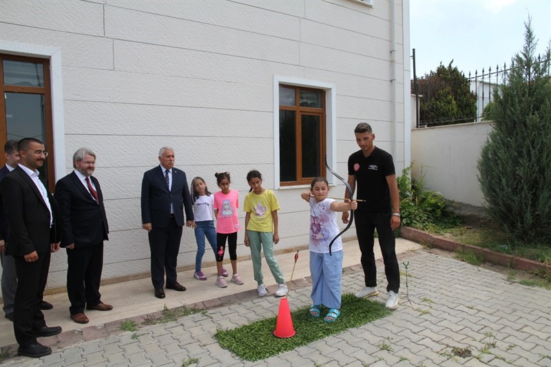 KONFEDERASYONUN GÖREVLENDİRDİĞİ EĞİTİMCİ EŞLİĞİNDE ATA SPORUNU ÖĞRENEN ÖĞRENCİLER, VALİ AZİZ
