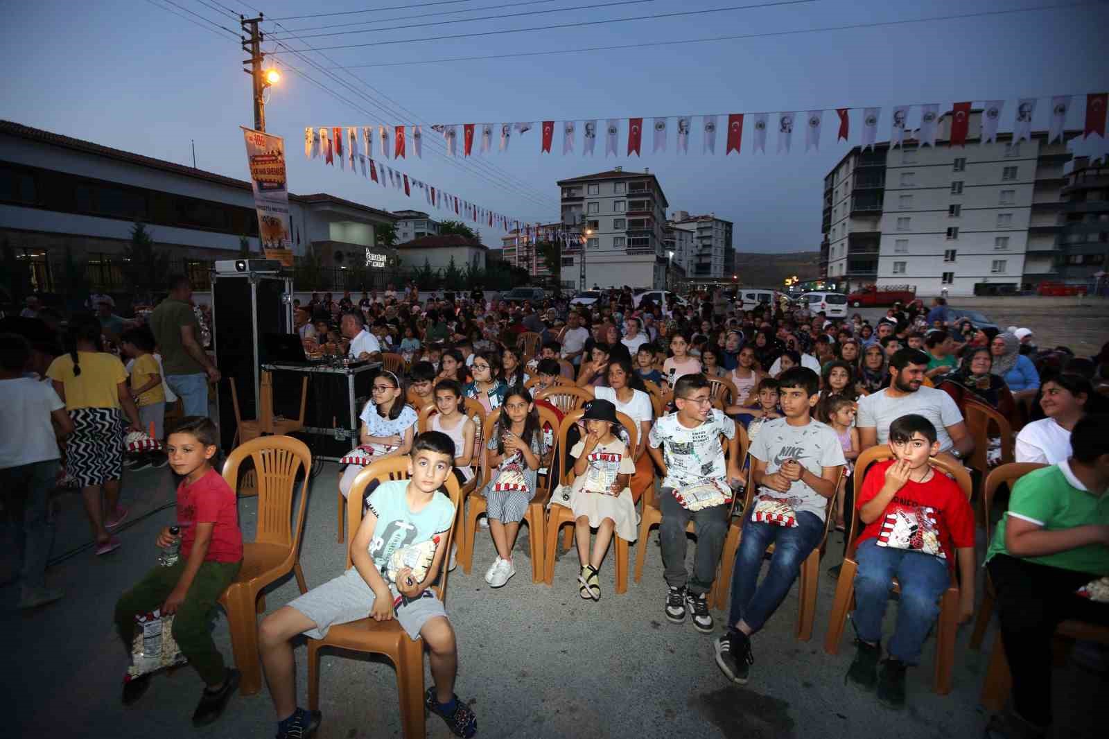 YAKACIK KÜLTÜR MERKEZİ ÖNÜNDE GERÇEKLEŞTİRİLEN “PRESTİJ MESELESİ” SİNEMA GÖSTERİSİNE YAKACIK