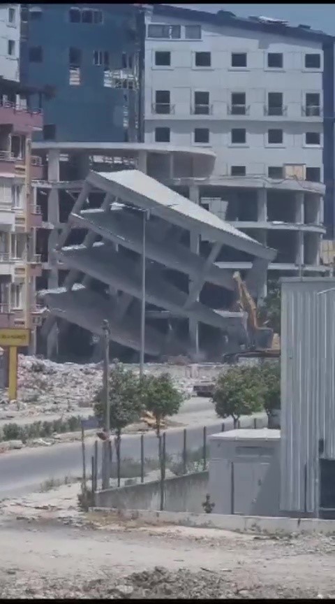 Yıkım esnasında bina iş makinesinin üzerine çöktü DEPREMİN VURDUĞU HATAY’IN ANTAKYA İLÇESİNDE ÖZEL BİR HASTANENİN YIKIMI ESNASINDA