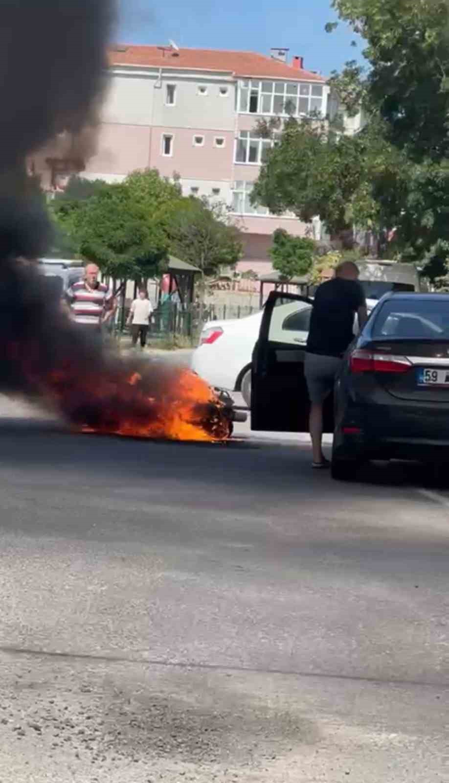 TEKİRDAĞ KAPAKLI'DA YOL ORTASINDA ALEV ALAN MOTOSİKLET KULLANILMAZ HALE GELDİ.
