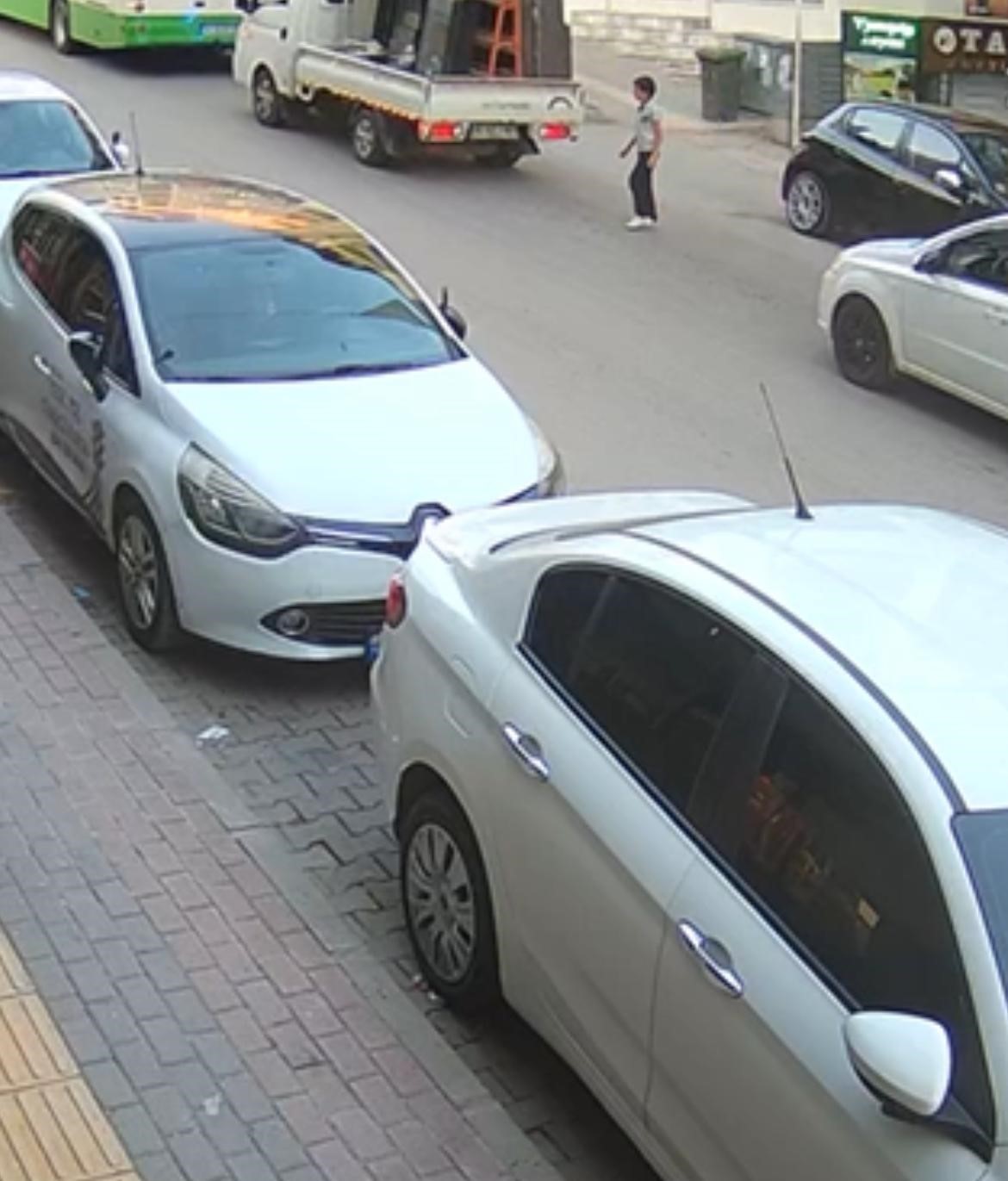 BURSA’DA CADDE ÜZERİNDE YOLUN KARŞISINA GEÇMEYE ÇALIŞAN ÇOCUK, OTOMOBİLİN KENDİSİNE