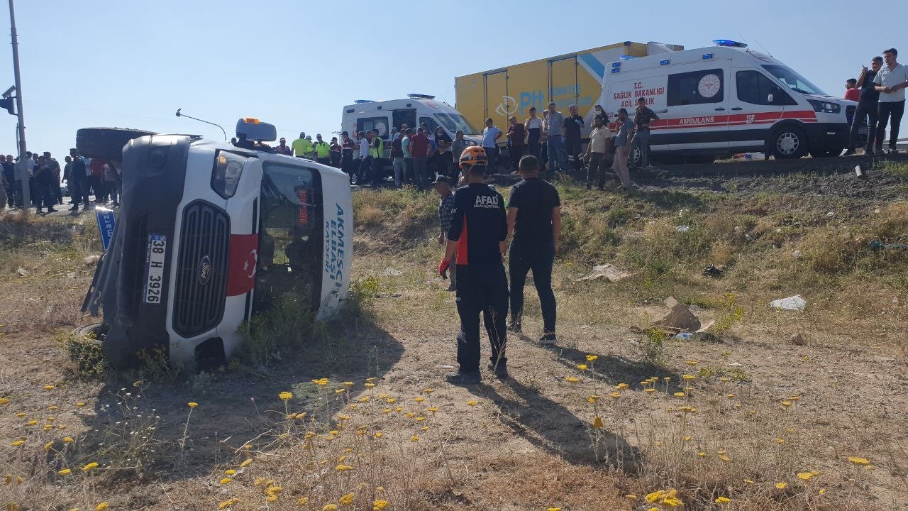 Yolcu minibüsü ile kamyon çarpıştı: 12 yaralı KAYSERİ'NİN BÜNYAN İLÇESİNDE YOLCU MİNİBÜSÜ İLE KAMYONUN ÇARPIŞMASI SONUCU MEYDANA