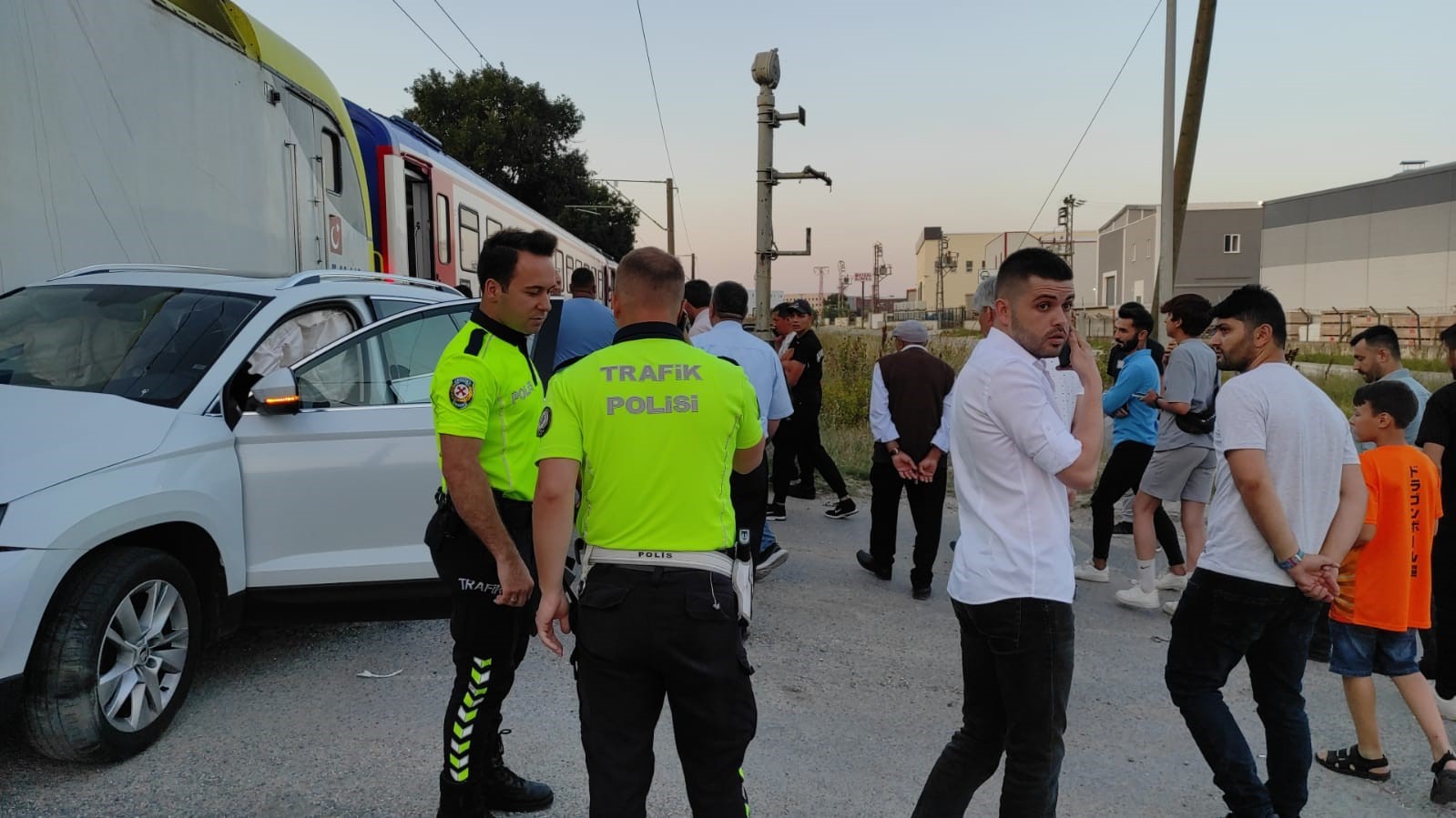 TEKİRDAĞ'DA MEYDANA GELEN TREN KAZASINDA FACİANIN EŞİĞİNDEN DÖNÜLDÜ. TRENİN ÇARPTIĞI