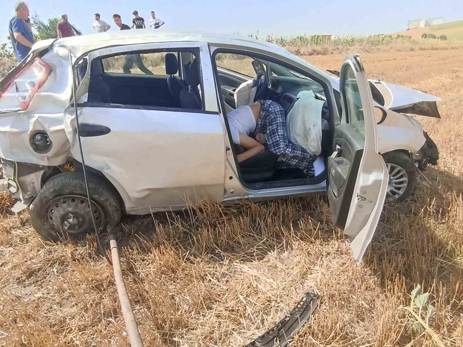 TEKİRDAĞ'IN MURATLI İLÇESİNDE YOLDAN ÇIKAN OTOMOBİLİN BİÇİLMİŞ BUĞDAY TARLASINA GİRMESİ