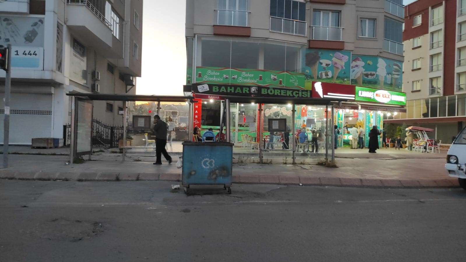 TEKİRDAĞ'DA YOLUN ORTASINA GELİŞİGÜZEL BIRAKILAN ÇÖP KONTEYNERİ GÖRENLERİ HAYRETE DÜŞÜRDÜ.