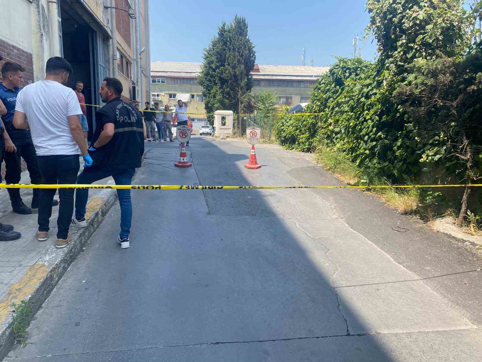 İSTANBUL ZEYTİNBURNU’NDA 4 KATLI İŞ MERKEZİNİN ÇATISINDAN DÜŞEN BİR KİŞİ
