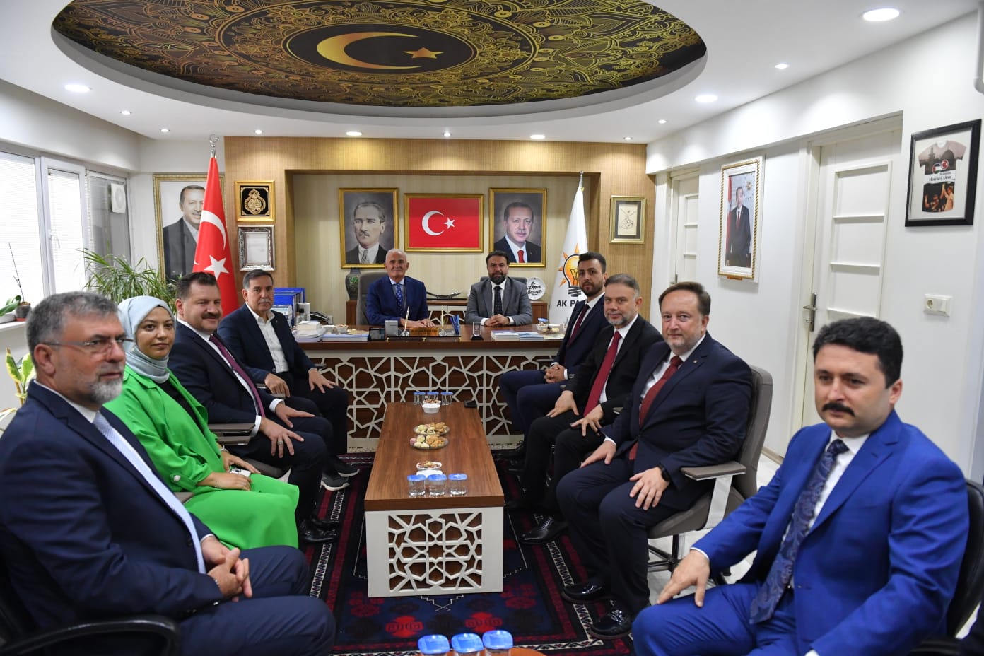 YUSUF ZİYA YILMAZ; “AK PARTİ SİYASETİ, MİLLETE HİZMETKAR OLMA SİYASETİDİR” AK Parti Genel Başkan Yardımcısı ve Yerel Yönetimler Başkanı Yusuf