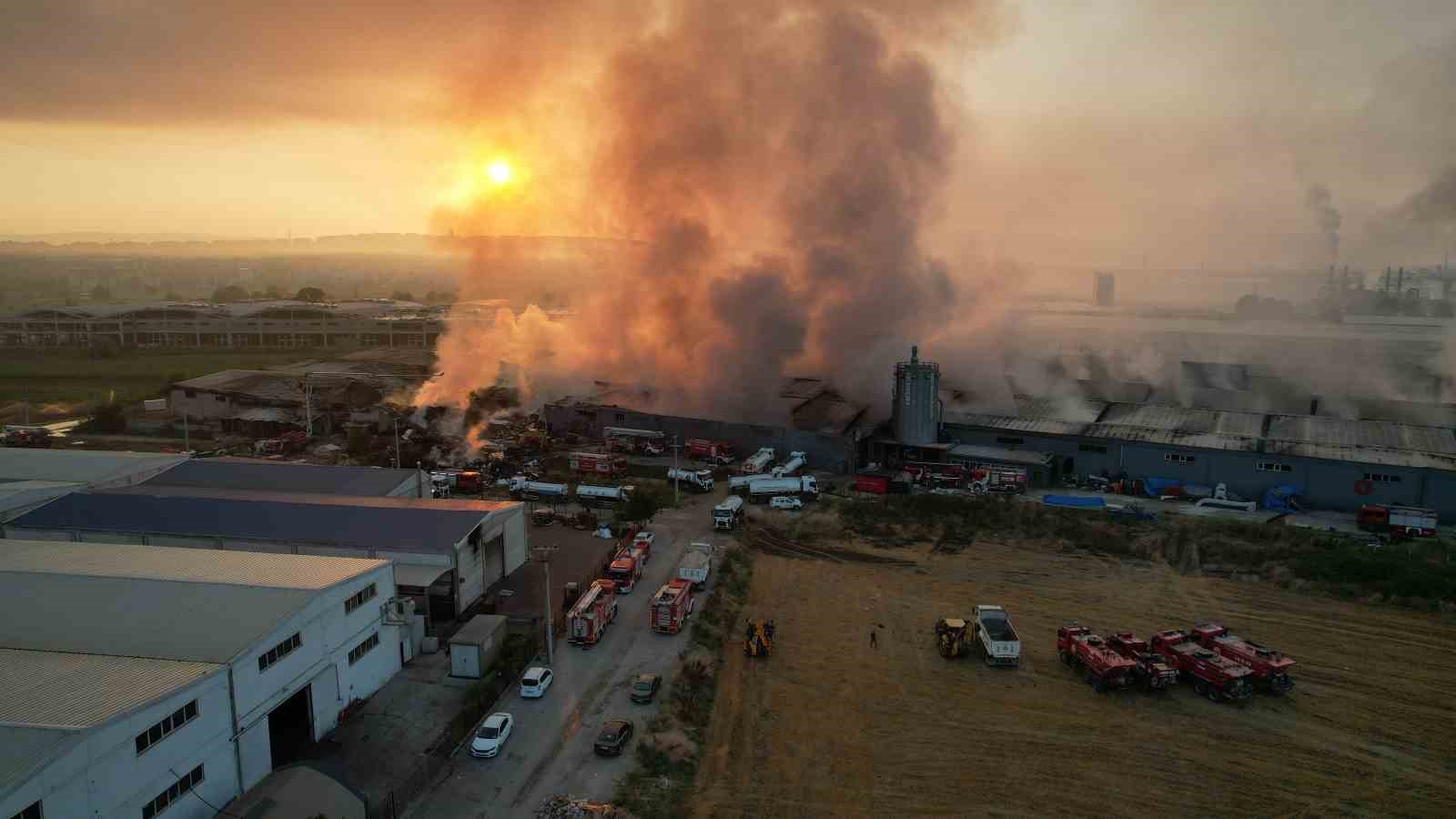 BURSA’NIN İNEGÖL İLÇESİNDE BİR İPLİK FABRİKASINDA ÇIKAN VE 9 FABRİKAYI